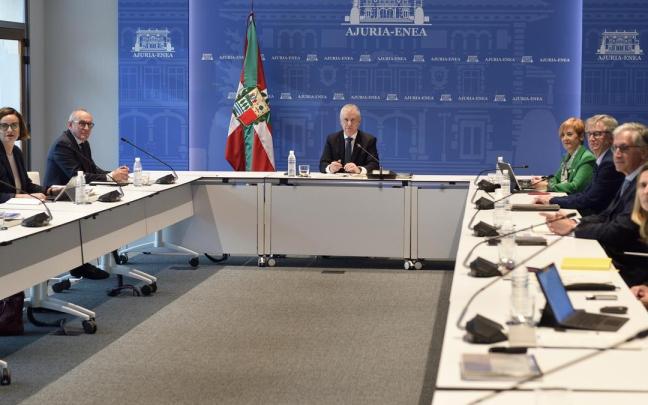 El lehendakari presidió la reunión con representantes de diversas instituciones.