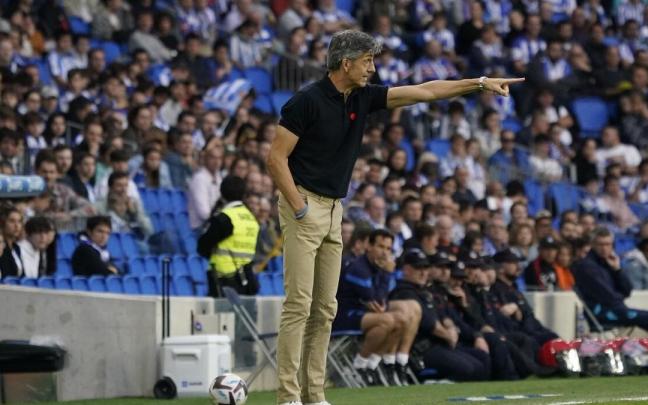 Imanol Alguacil da instrucciones desde la banda de Anoeta. / RUBEN PLAZA