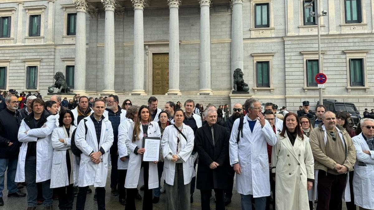 Concentración de médicos contra el Estatuto Marco frente al Congreso de los Diputados.