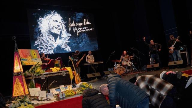 Admiradores firman en el libro de condolencias durante el acto de homenaje a Robe Iniesta.