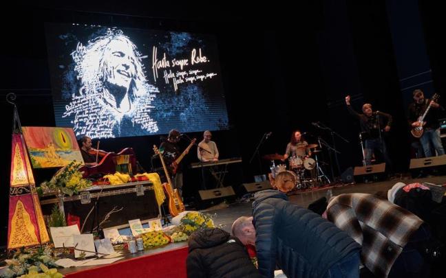 Admiradores firman en el libro de condolencias durante el acto de homenaje a Robe Iniesta.