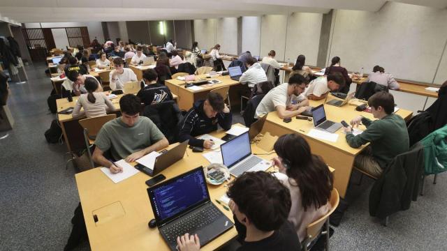 Estudiantes en una biblioteca