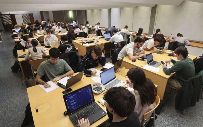 Estudiantes en una biblioteca