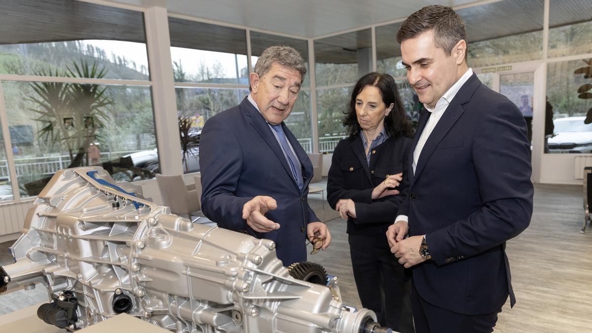 El consejero de Industria, Mikel Jauregi, visita la planta de Schaeffler en Elgoibar