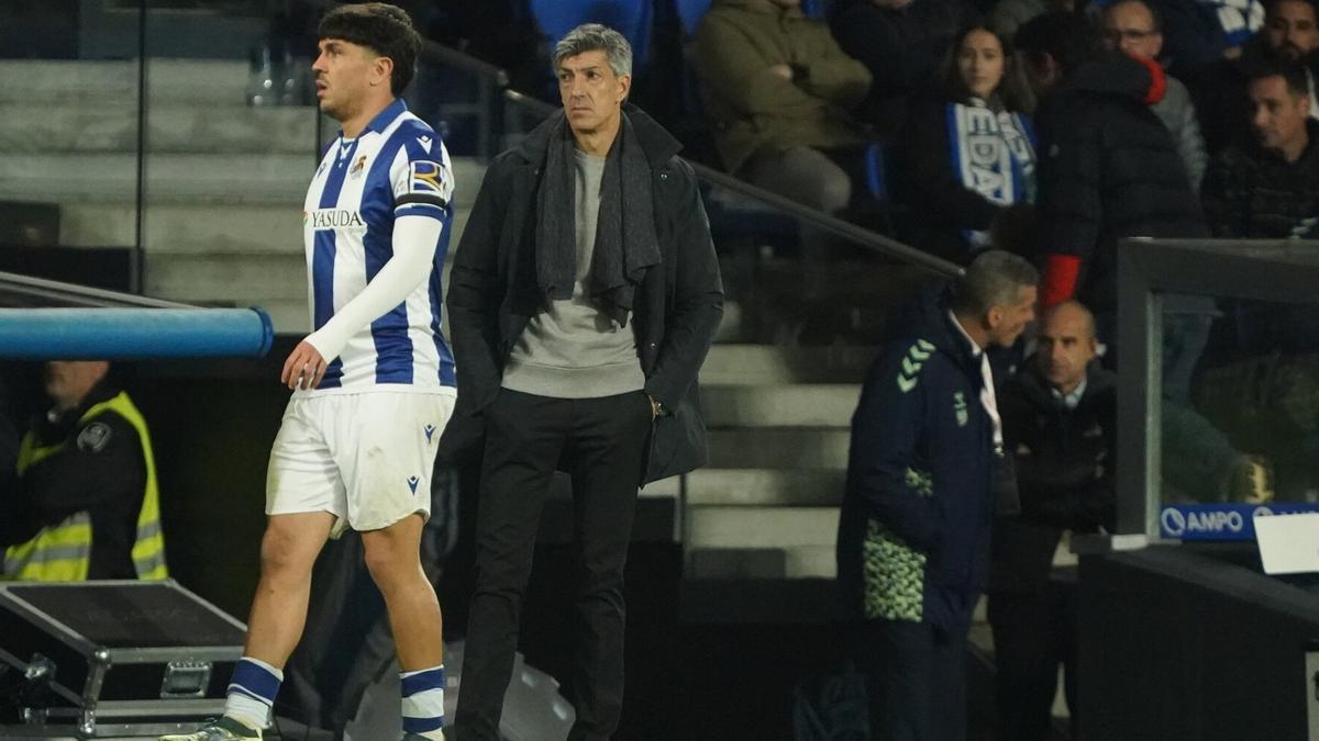 Imanol Alguacil, en la banda de Anoeta durante un partido. / RUBEN PLAZA