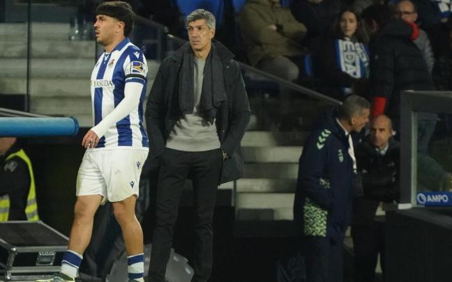 Imanol Alguacil, en la banda de Anoeta durante un partido. / RUBEN PLAZA