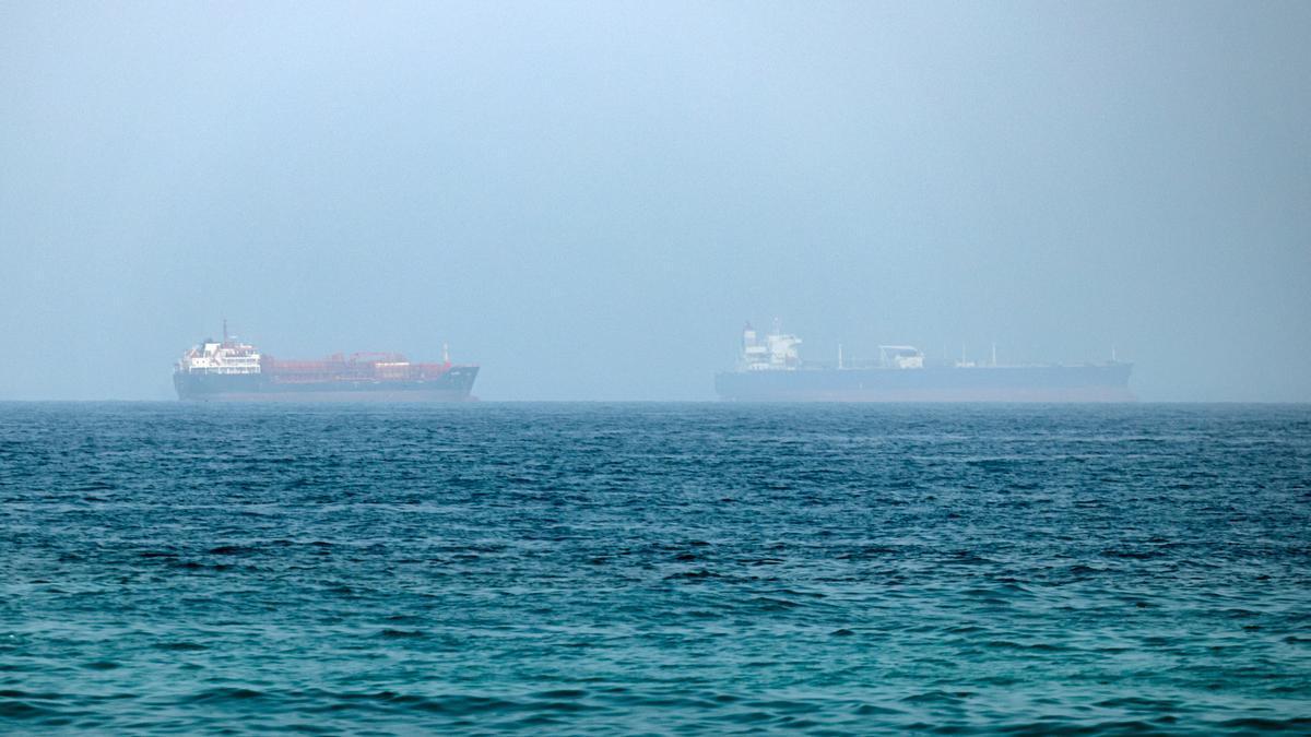 Buques de carga en un extremo del estrecho de Ormuz, cerca de la costa de Dibba Al Fujairah, en Emiratos Árabes Unidos.