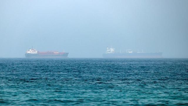 Buques de carga en un extremo del estrecho de Ormuz, cerca de la costa de Dibba Al Fujairah, en Emiratos Árabes Unidos.