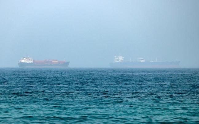 Buques de carga en un extremo del estrecho de Ormuz, cerca de la costa de Dibba Al Fujairah, en Emiratos Árabes Unidos.
