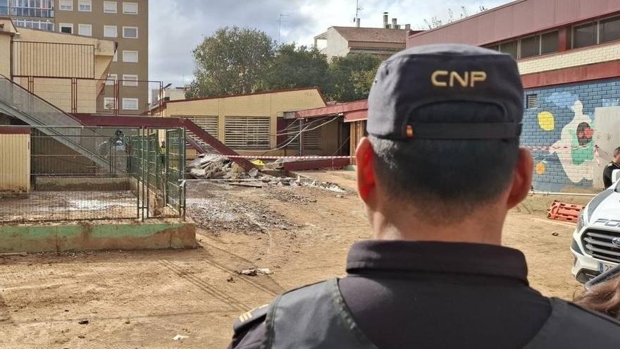 Un agente de la Policía Nacional frente al colegio cuyo porche se ha derrumbado en Massanassa, Valencia.