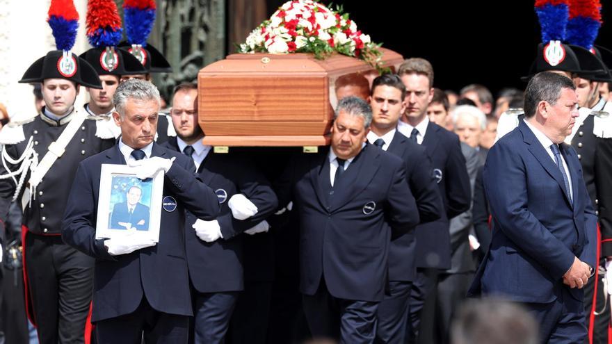 El féretro de Berlusconi abandona la catedral de Milán
