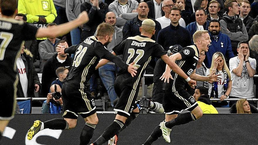 Donny Van de Beek celebra el gol más importante en su carrera con el Ajax al Tottenham en la semifinal de la Champions de 2019. / EFE