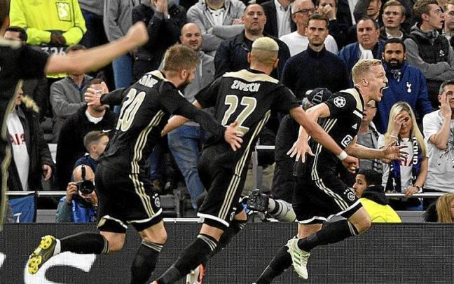 Donny Van de Beek celebra el gol más importante en su carrera con el Ajax al Tottenham en la semifinal de la Champions de 2019. / EFE