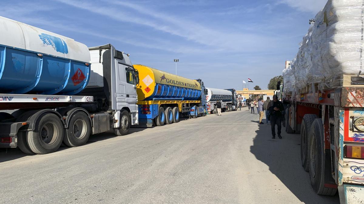 Cientos de camiones de la agencia de la ONU para los refugiados palestinos (UNRWA), la mitad de ellos con alimento y harina, están listos para ingresar en la Franja de Gaza tras la entrada en vigor del alto el fuego y meses de escasez de alimentos