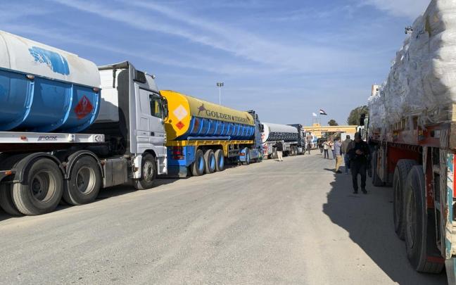 Cientos de camiones de la agencia de la ONU para los refugiados palestinos (UNRWA), la mitad de ellos con alimento y harina, están listos para ingresar en la Franja de Gaza tras la entrada en vigor del alto el fuego y meses de escasez de alimentos / Rosa Soto Cientos de camiones de la agencia de la ONU para los refugiados palestinos (UNRWA), la mitad de ellos con alimento y harina, están listos para ingresar en la Franja de Gaza tras la entrada en vigor del alto el fuego y meses de escasez de alimentos