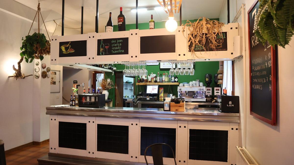 La zona de bar, donde se sirven sabrosos pintxos, raciones y tortillas.