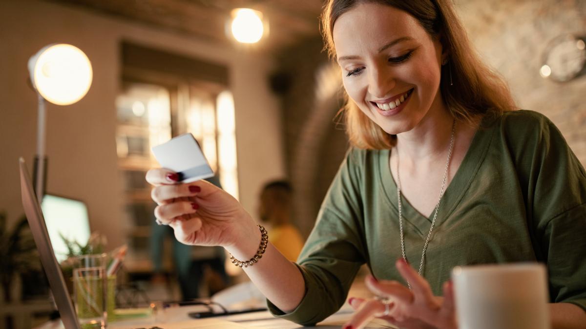 Una mujer realiza una operación financiera a través de Internet.