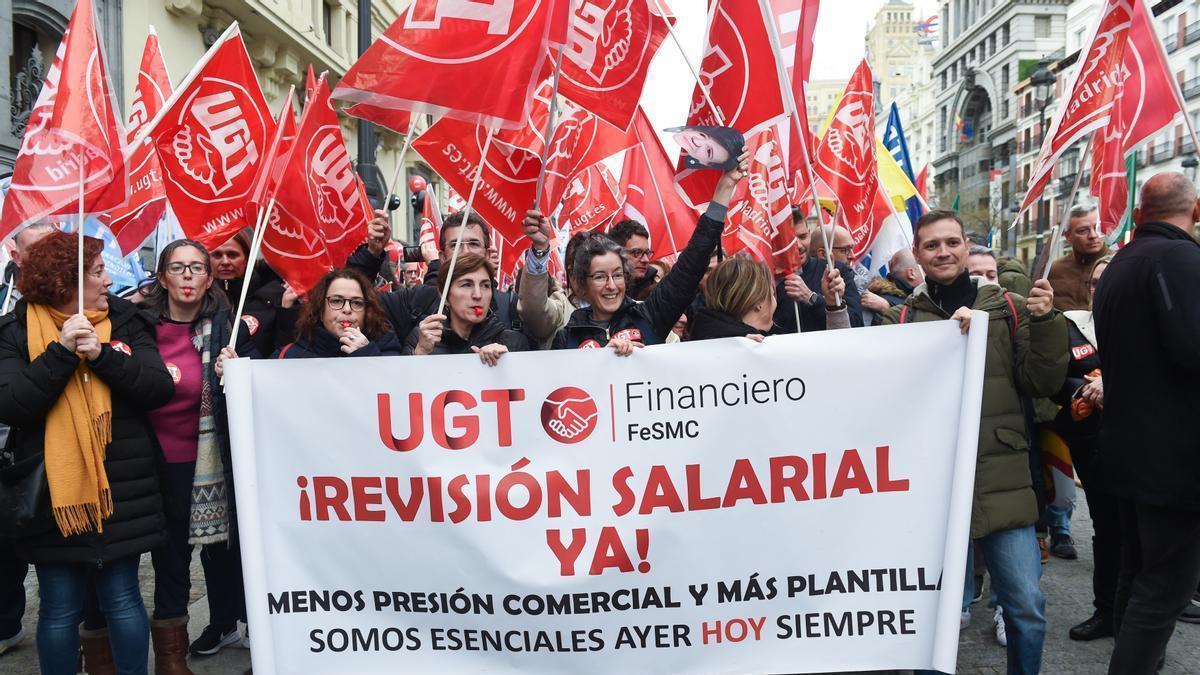 Empleados de banca durante una manifestación en Madrid para exigir mejores salarios.