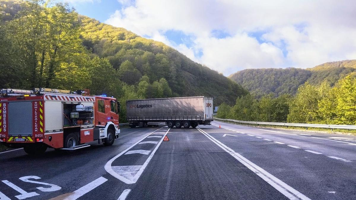 Reabierta la N-121-A, que ha estado cortada hacia Irun por el accidente de  un camión - Onda Vasca