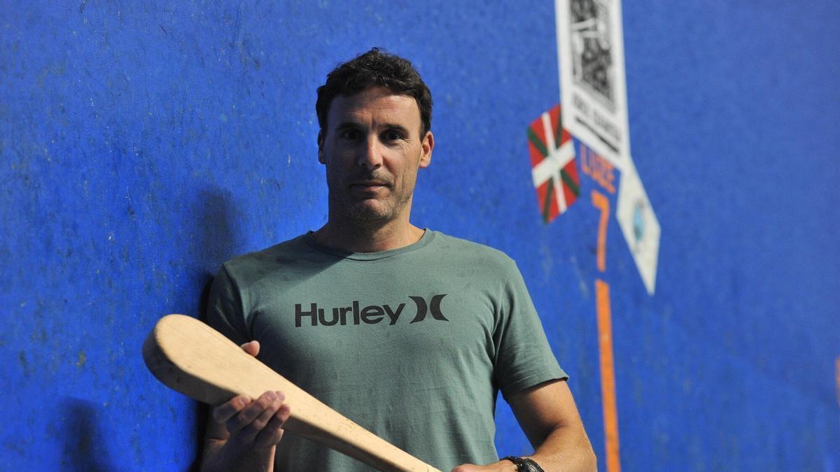 Esteban Gaubeka posa en el frontón de Armintza, su localidad natal.