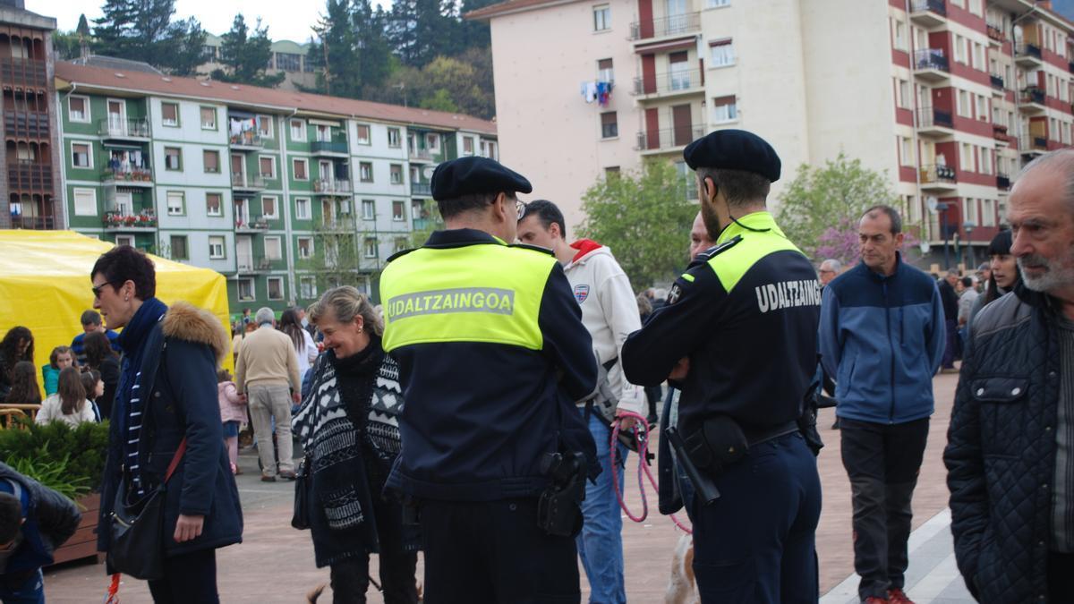 Agentes de la Policía Local de Laudio charlando con vecinos en una feria