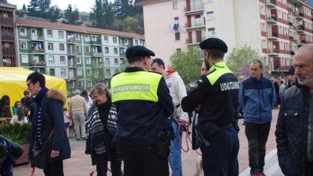 Agentes de la Policía Local de Laudio charlando con vecinos en una feria