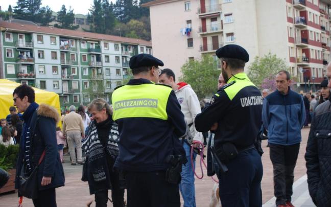 Agentes de la Policía Local de Laudio charlando con vecinos en una feria