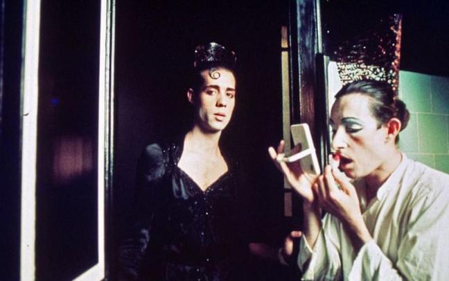 Ocaña maquillándose.