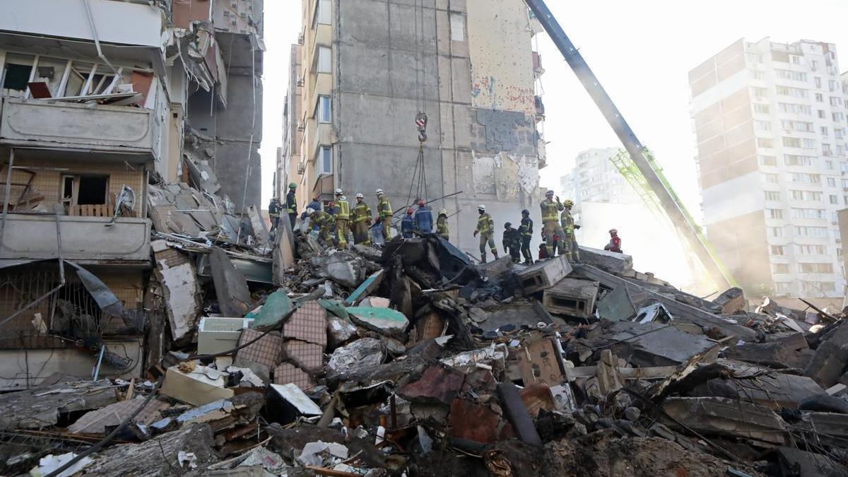 Al menos dos muertos y 83 heridos en un nuevo ataque masivo con misiles y drones rusos contra Kiev