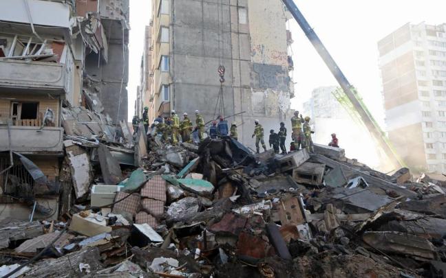 Al menos dos muertos y 83 heridos en un nuevo ataque masivo con misiles y drones rusos contra Kiev