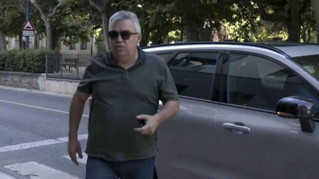 El ex secretario de Organización del PSOE Santos Cerdán a su llegada este lunes a los juzgados de la localidad de Tafalla, donde tiene obligación de personarse los días 1 y 15 de cada mes