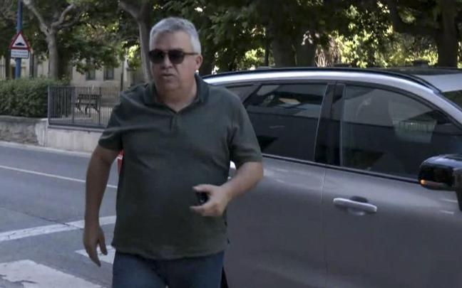 El ex secretario de Organización del PSOE Santos Cerdán a su llegada este lunes a los juzgados de la localidad de Tafalla, donde tiene obligación de personarse los días 1 y 15 de cada mes