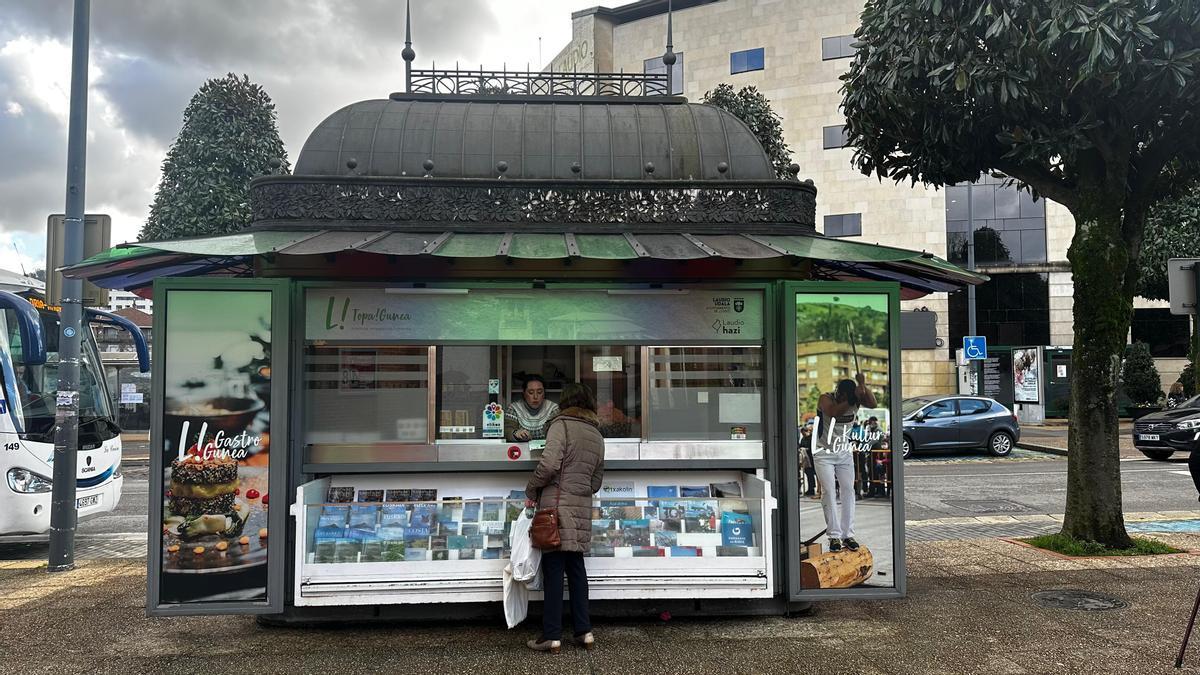 El punto de información turística Topa! Gunea en la Avenida Zumalakarregi de Laudio