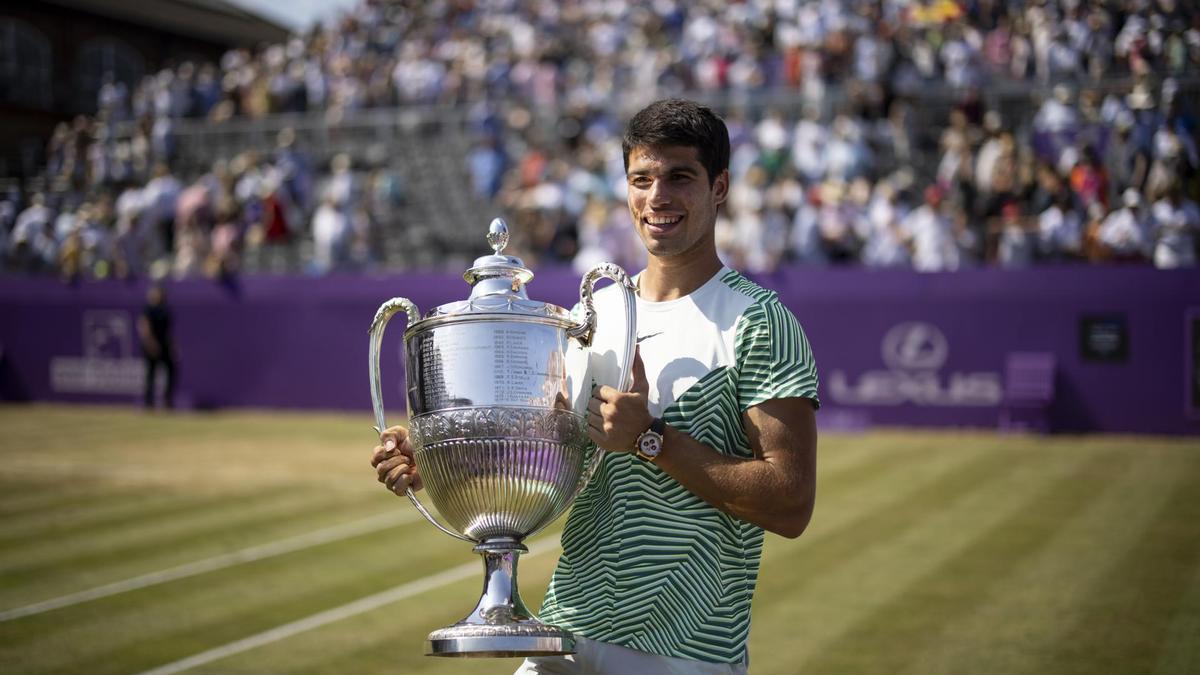 El tenista Carlos Alcaraz sosteniendo el trofeo obtenido tras su victoria en el torneo de Queen's.