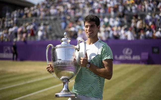 El tenista Carlos Alcaraz sosteniendo el trofeo obtenido tras su victoria en el torneo de Queen's.