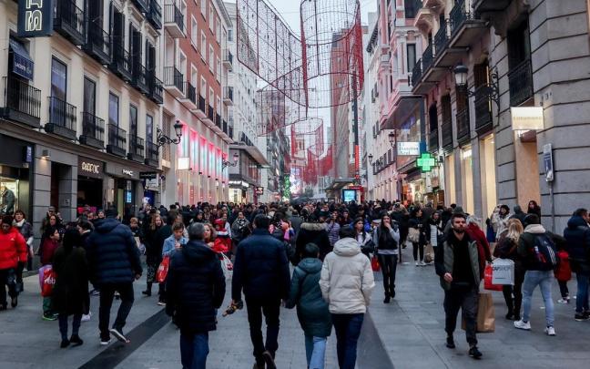 Gente paseando y de compras por las calles de Madrid.