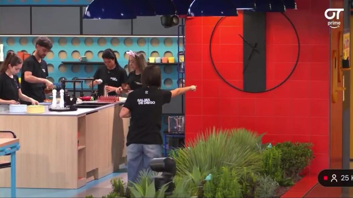 Una concursante, intentando entender el reloj.