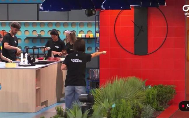 Una concursante, intentando entender el reloj.