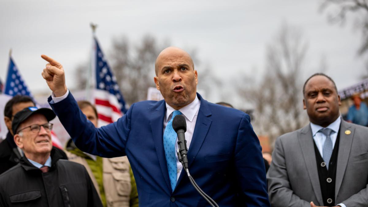 Cory Booker, el senador demócrata que ha dado un discurso maratoniano en protesta contra las políticas de Trump