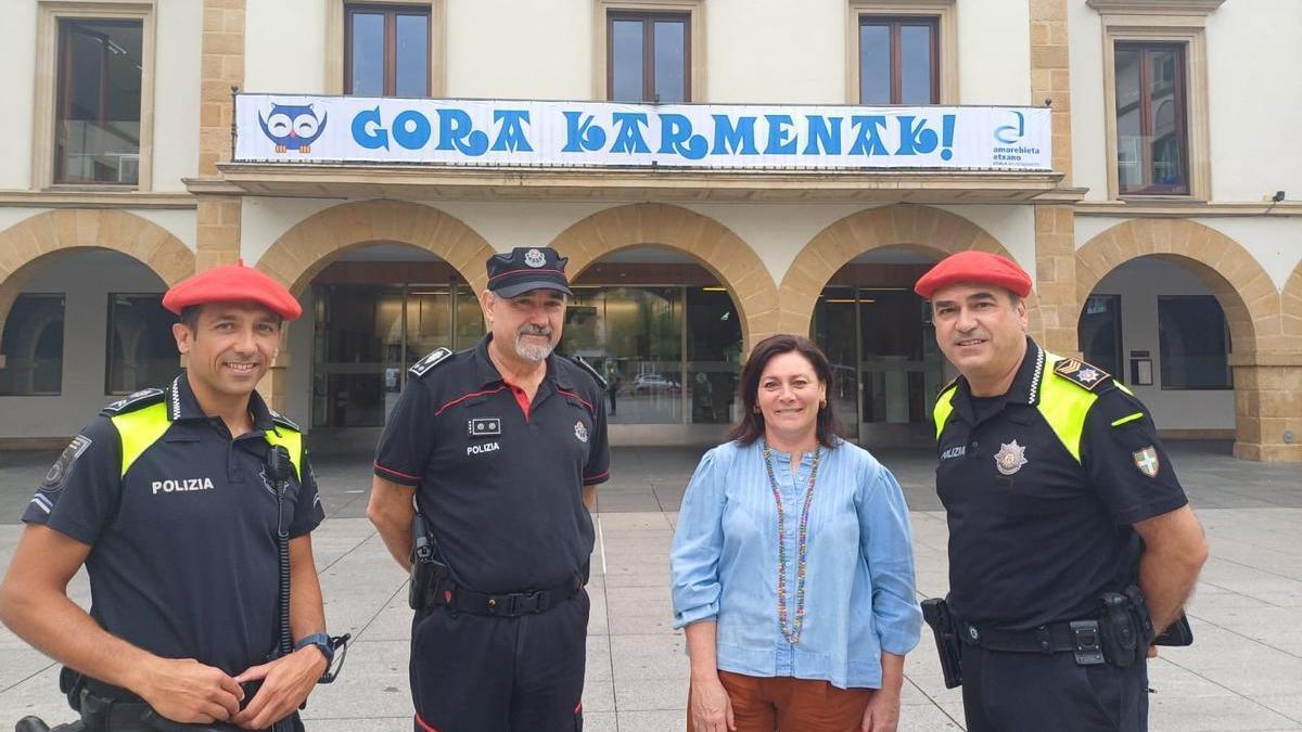 La alcaldesa Ainhoa Salterain junto responsables de la seguridad