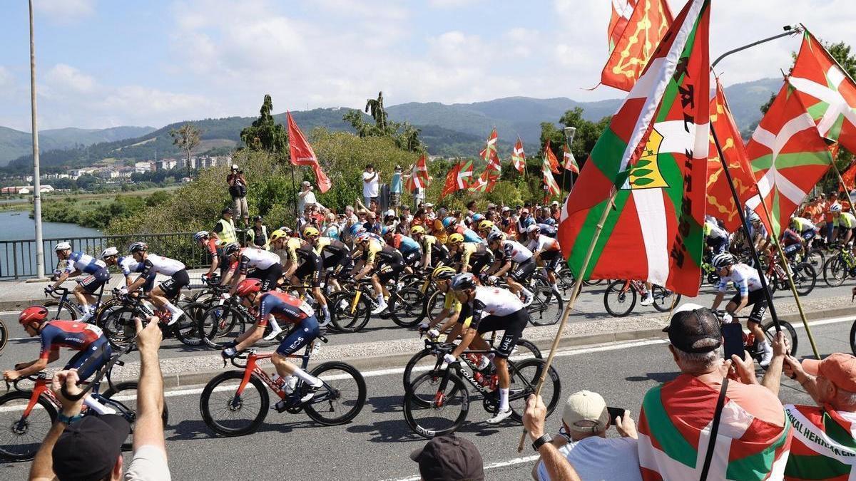 El Tour de Francia deja Gipuzkoa por el Puente De Santiago de Irún.