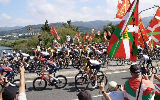 El Tour de Francia deja Gipuzkoa por el Puente De Santiago de Irún.