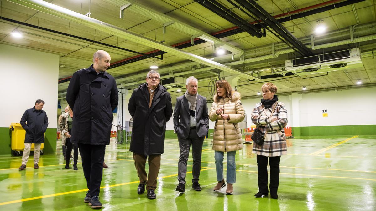 Urkullu, durante su visita a las instalaciones del puerto de Ondarroa.