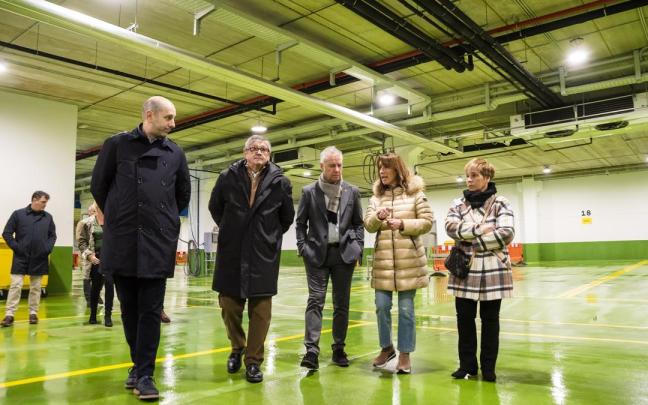 Urkullu, durante su visita a las instalaciones del puerto de Ondarroa.
