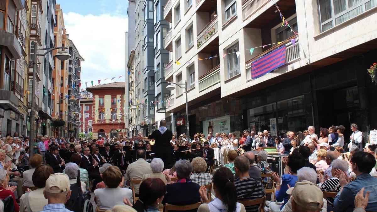 La calle Toribio Etxabarria será el marco del concierto de los músicos eibartarras.