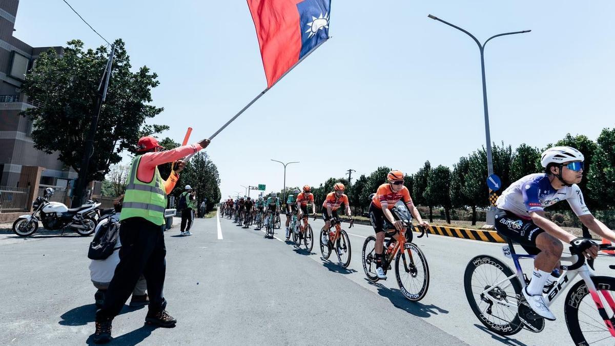 Imagen de la carrera asiática con ciclistas del Euskaltel-Euskadi rodando en el pelotón.