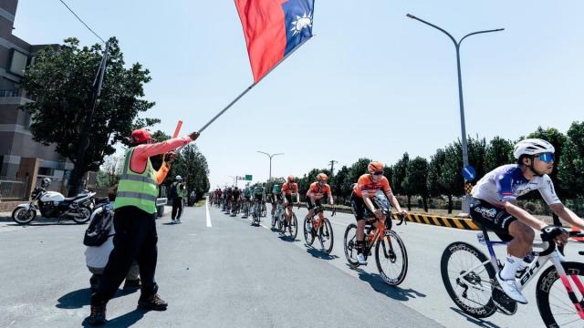 Imagen de la carrera asiática con ciclistas del Euskaltel-Euskadi rodando en el pelotón.