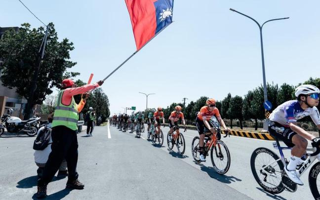 Imagen de la carrera asiática con ciclistas del Euskaltel-Euskadi rodando en el pelotón.