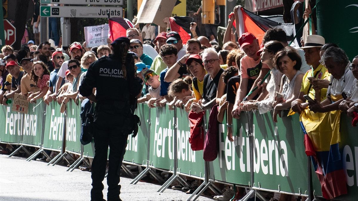 Varias personas protestan contra la participación del equipo ciclista Israel-Premier Tech en La Vuelta.