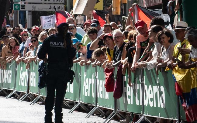 Varias personas protestan contra la participación del equipo ciclista Israel-Premier Tech en La Vuelta.